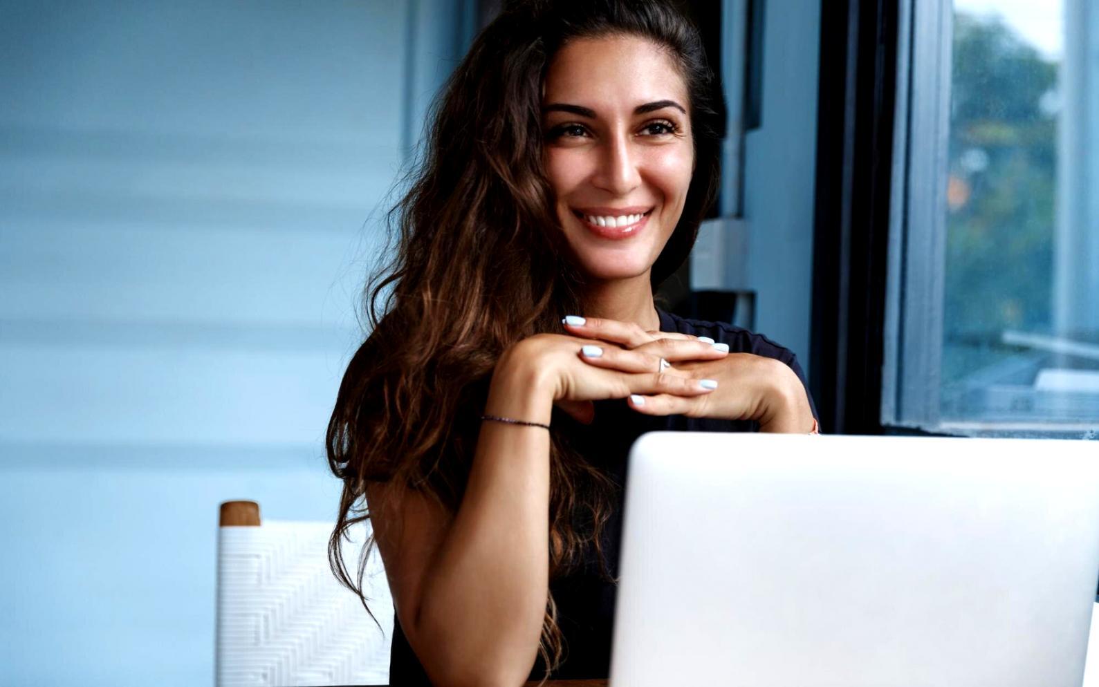 Profissional analisando documentos financeiros num ambiente de trabalho organizado