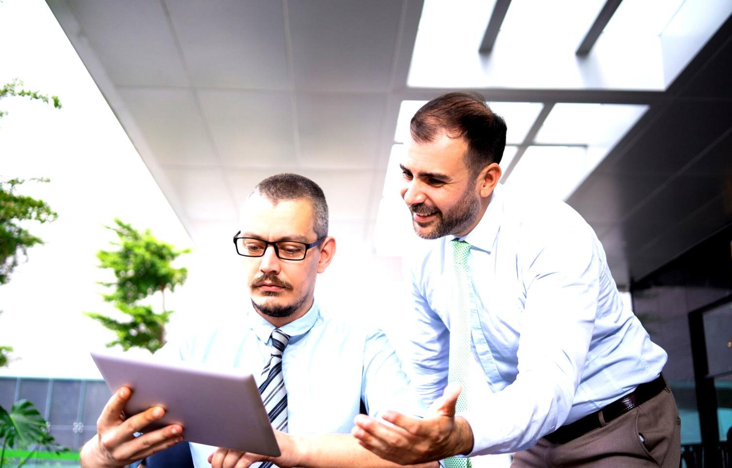 Empresário estudando estratégias de gestão financeira sustentável