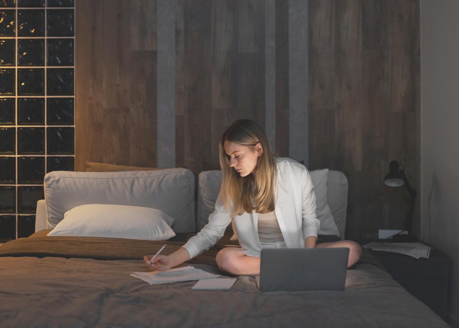 Análise detalhada de relatórios e indicadores de desempenho financeiro